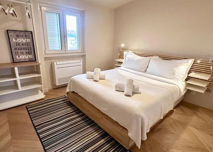 Front - Attic Viareggio