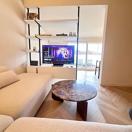 Front - Attic * Βιαρέτζιο