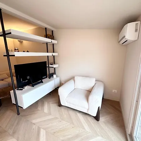 Front - Attic Διαμέρισμα Βιαρέτζιο